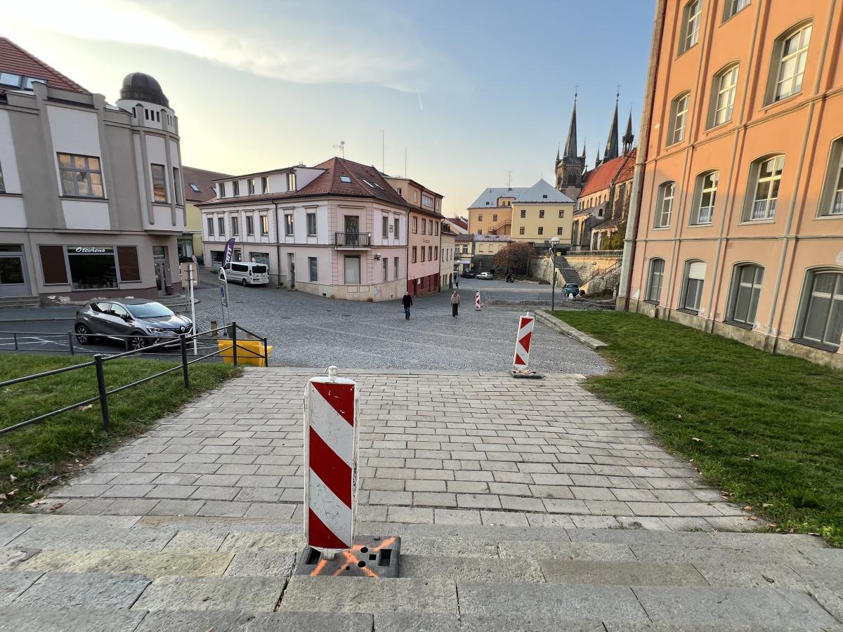Pokud nemáte kotníky jako baletka, rozviklanému schodišti se raději vyhněte