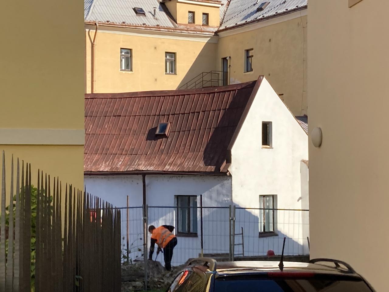 Široké, nebo už zakleté schody? Obyvatelé zažívají rachot