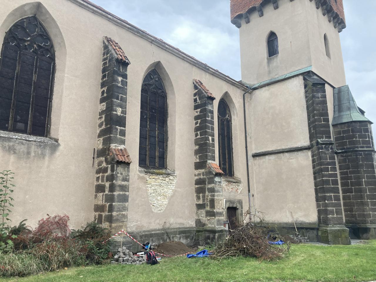 Památkáři povolali na pomoc archeology ke kostelu svaté Kateřiny
