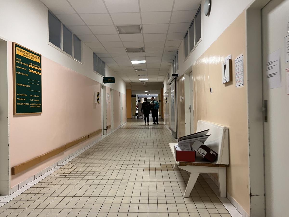 Zdravotníci melou z posledního. Nemocnice zareagovala plošným zákazem návštěv