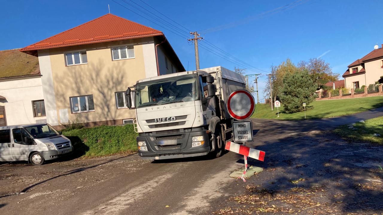 Na silnici ze Tří Bubnů riskují zmatení řidiči náklaďáků pokuty