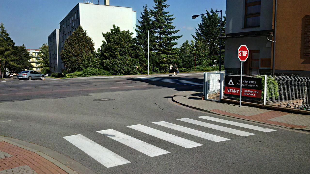 Na křižovatce u Bike sportu chybí dopravní značení. Město je bezmocné