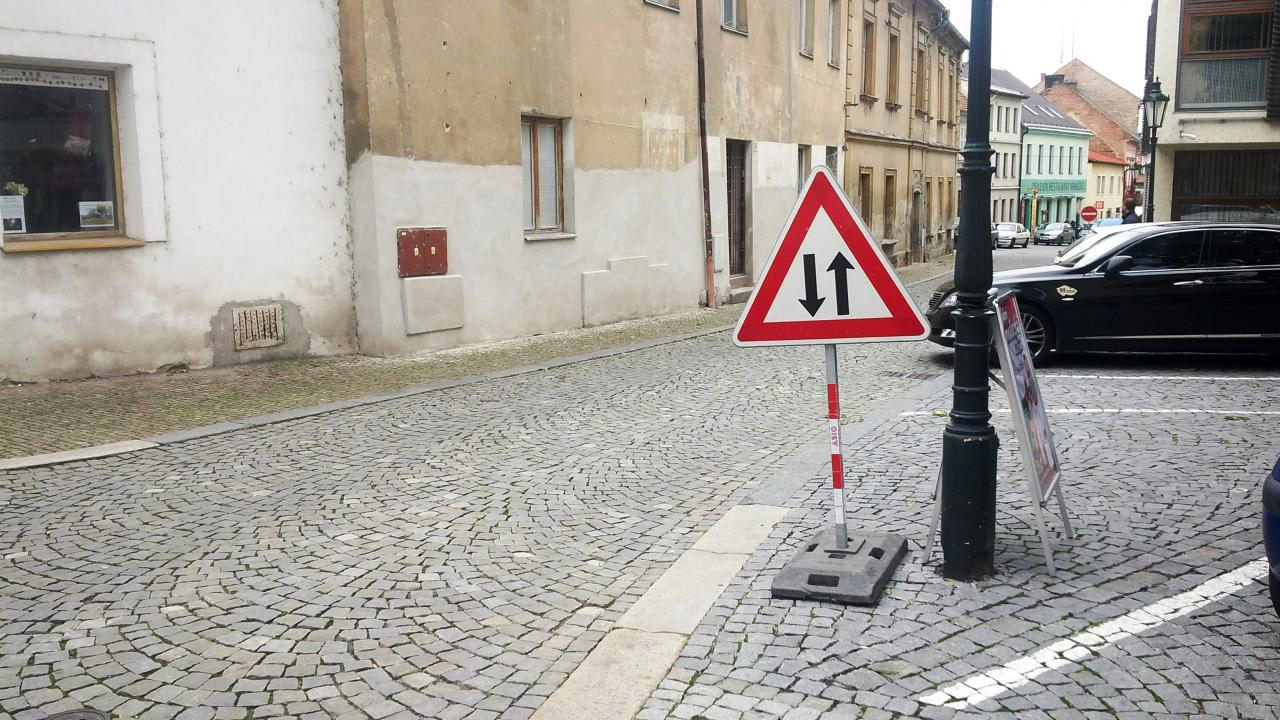 Rozkopané silnice i chodníky. Podzim řidiče a chodce nešetří