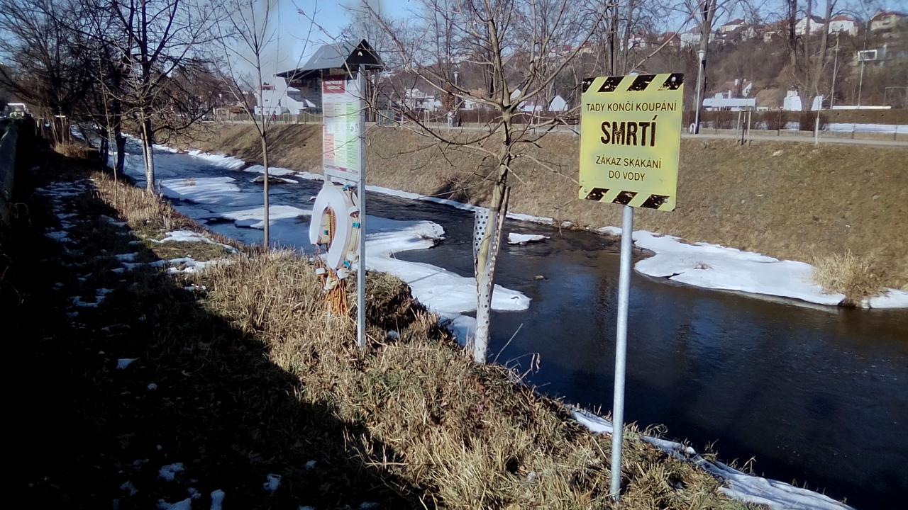 Záchranné prvky u jezů obrůstá býlí
