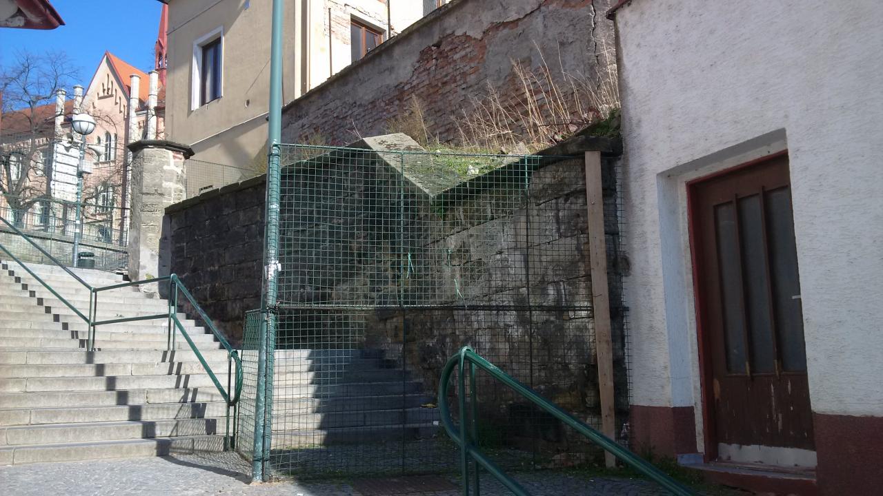 Oprava zdi nad Širokými schody přijde na miliony