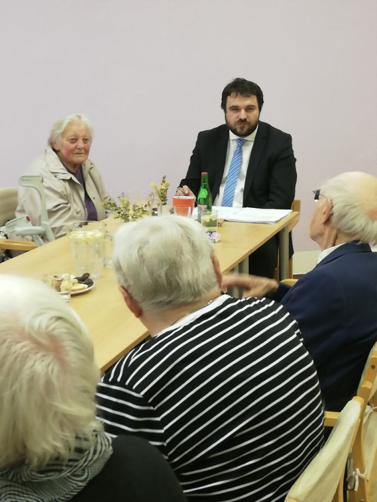 Starosta některým obyvatelům města naslouchá