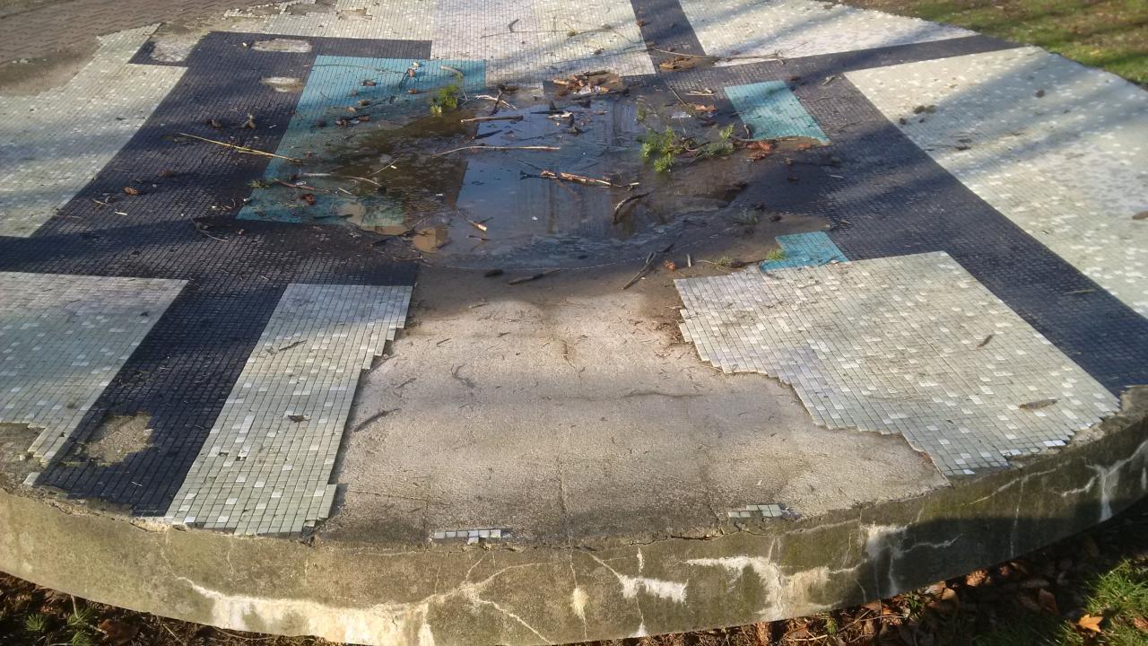 Komplikace při chystané rekonstrukci kašny v parčíku u Centrálu