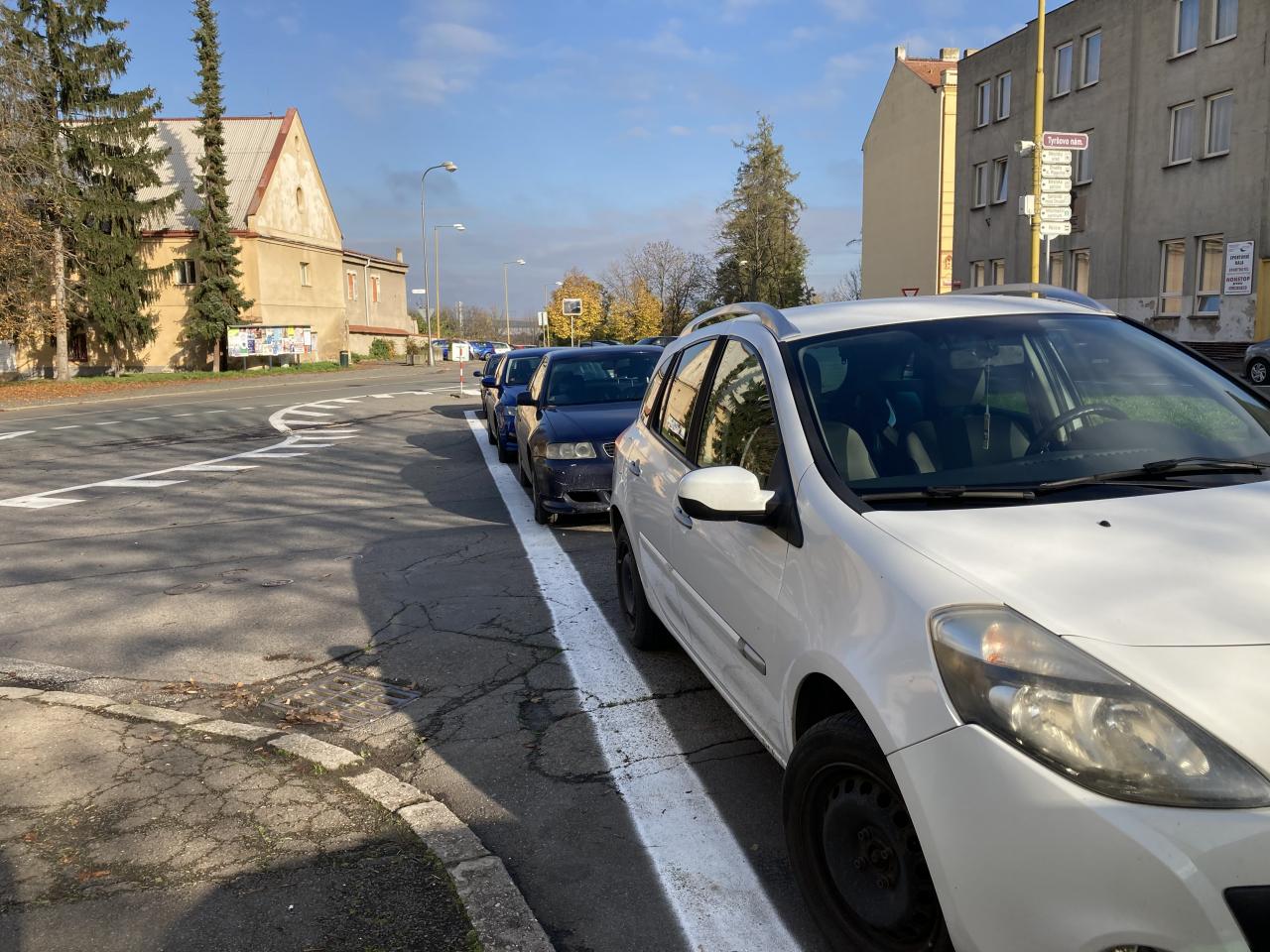 Autovraky mizí z ulic, na všech pozemcích je ale město neřeší
