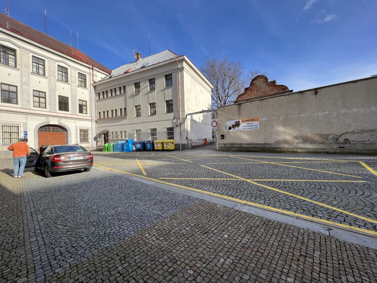 Strážníci řádili u parku: Řidiči se ráno nestačili divit