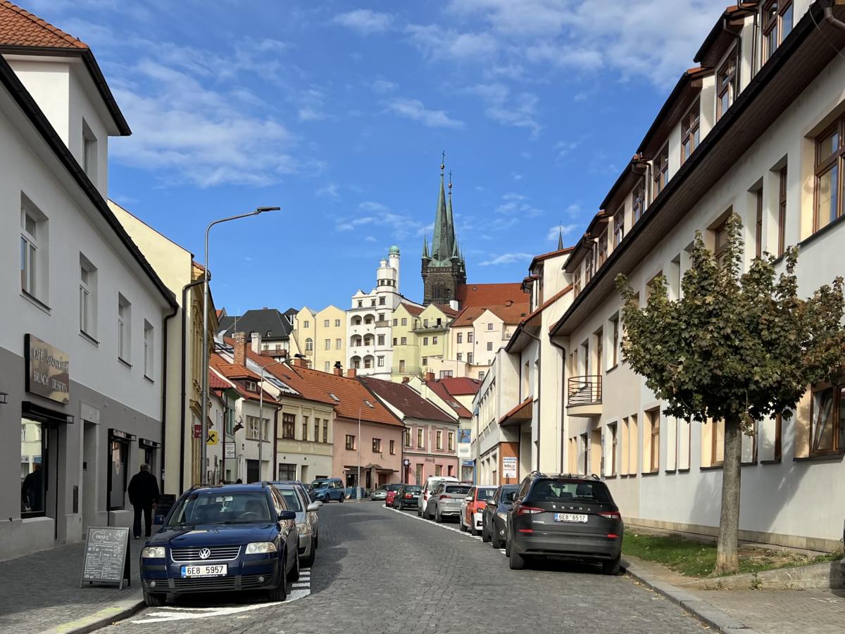 Řidiči, pozor! Chrudim mění pravidla parkování ve dvou ulicích