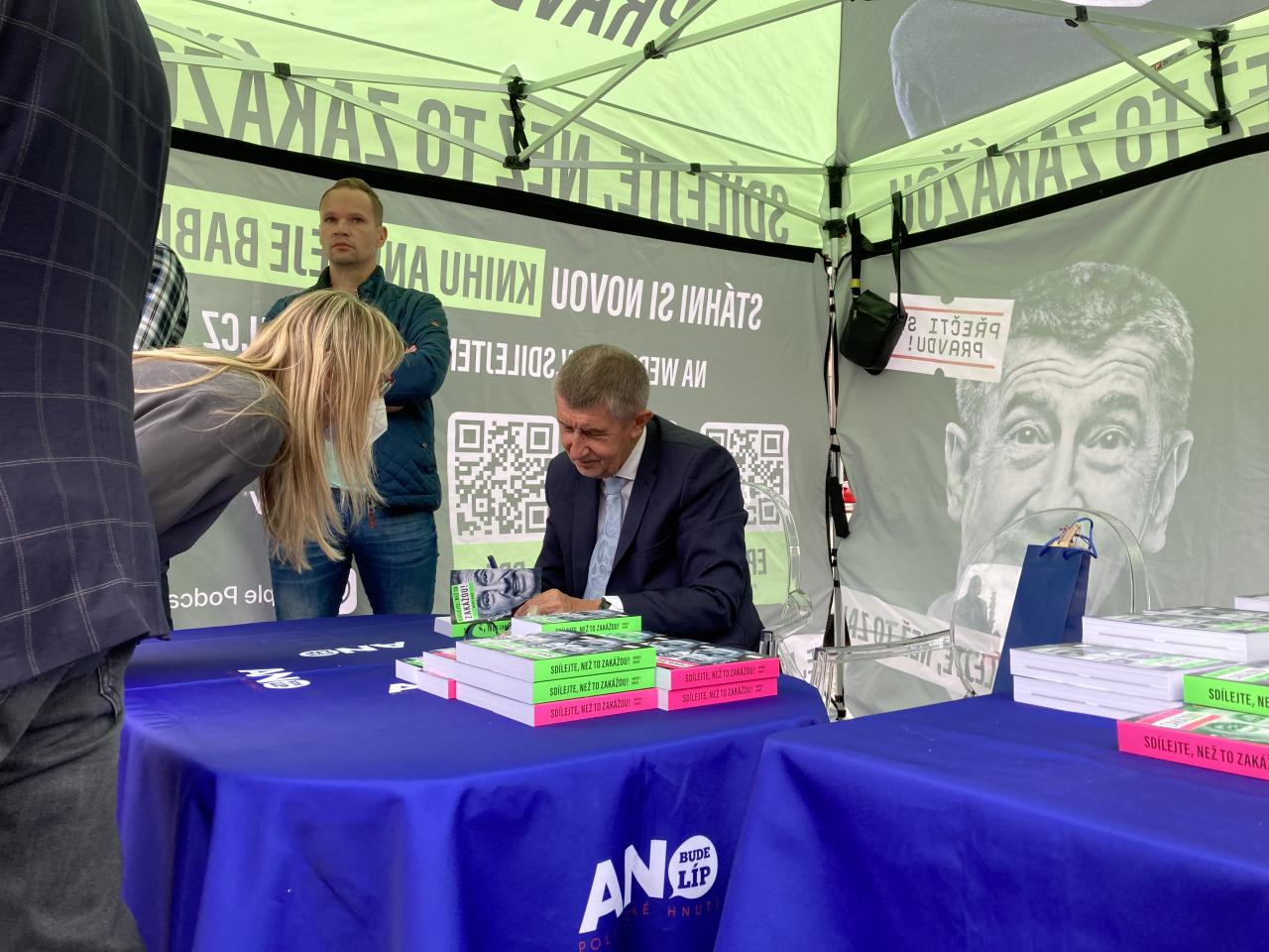 Na poloprázdném náměstí se jako v utajení točila zmrzlina a podepisovala kniha
