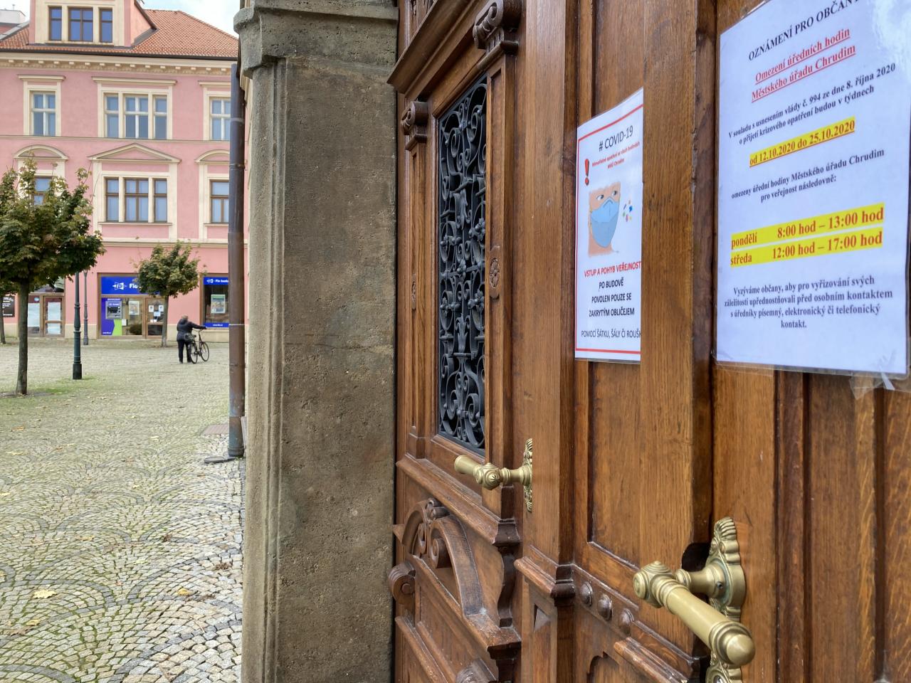 Sedmnáct solárních panelů už je na střeše radnice