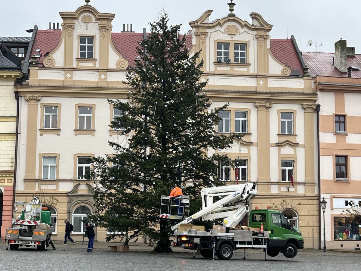 Adventní trhy začínají! Doteď lákal kolemjdoucí před radnicí jen punč