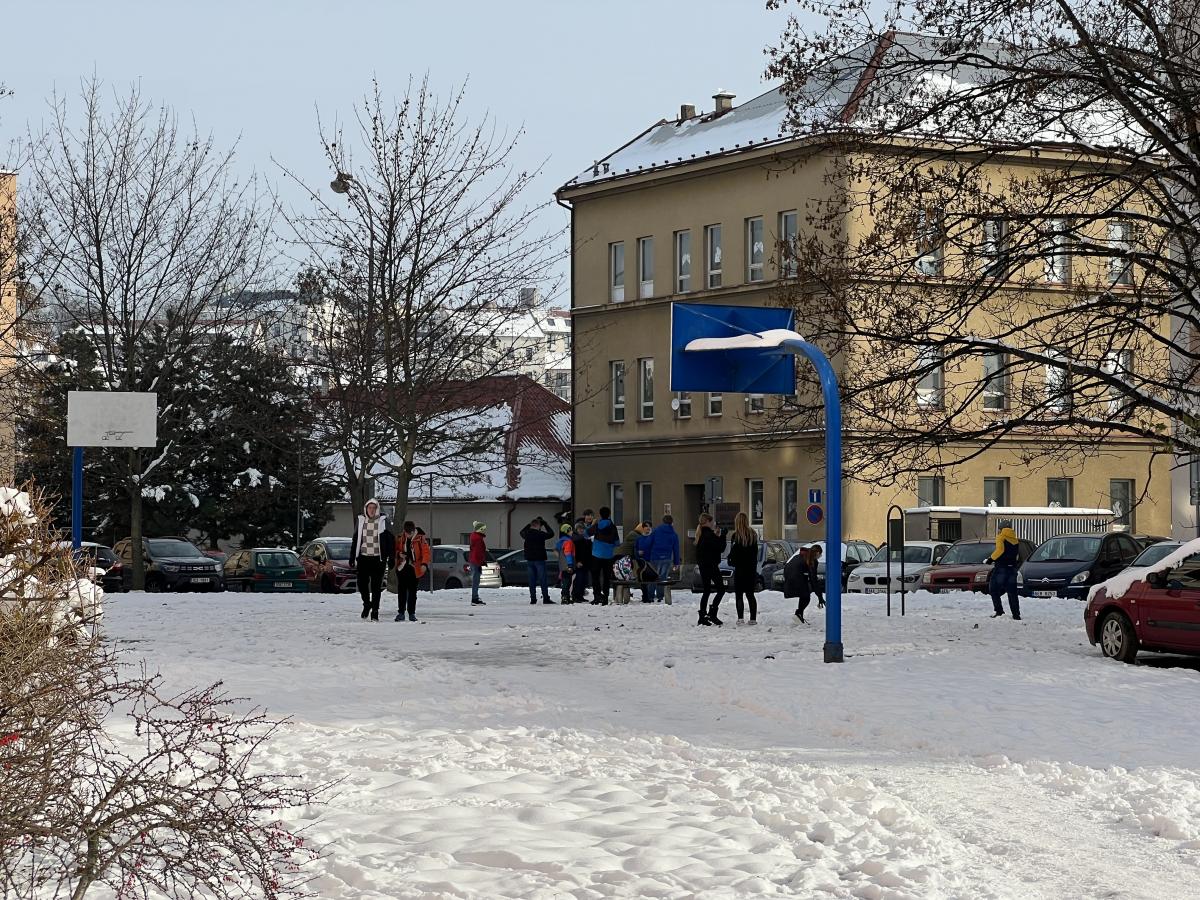 Měsíční fakturací a škrty v oblasti investic si posvítí na výdaje