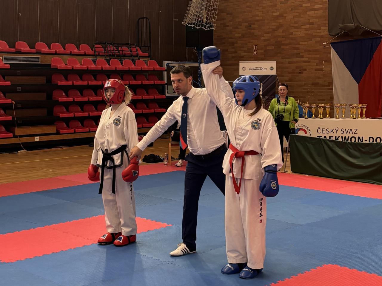 Chrudimská taekwondistka dotáhla tým k dvěma zlatům