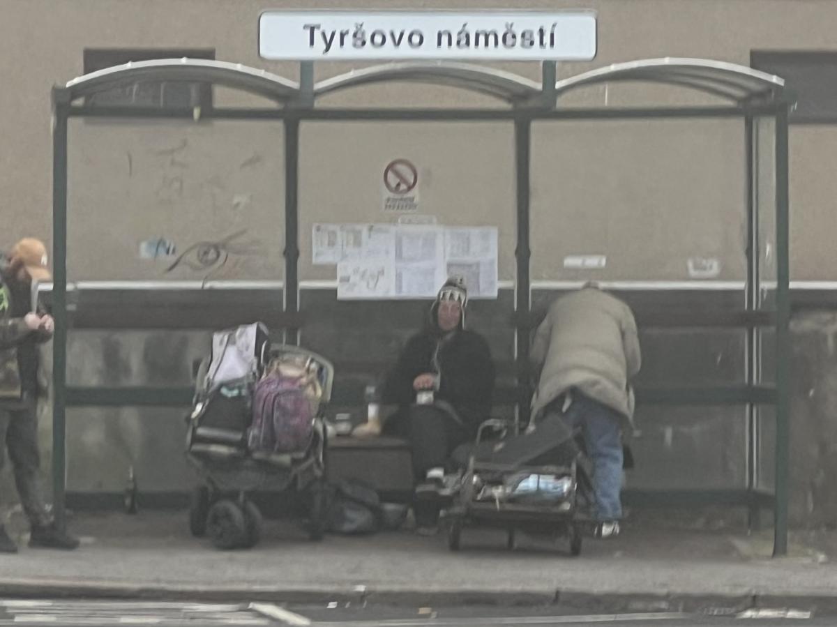 Bezdomovci si bužírovali na zastávce. Selanku přerušila policie