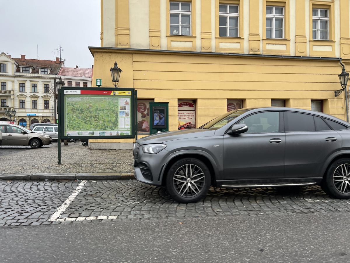Na Resselově náměstí ubude kvůli rekonstrukci parkovacích míst