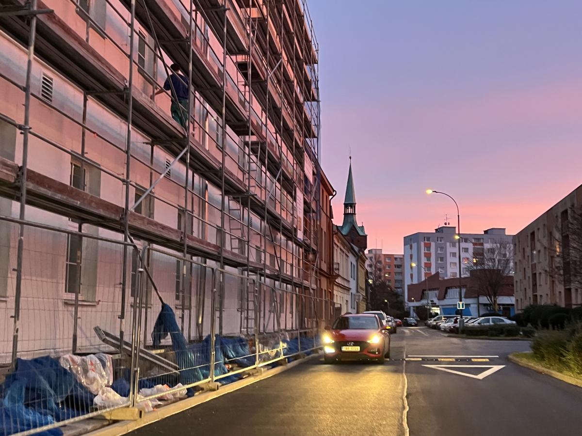 Opravu fasády ZŠ Husova provází komplikace. Penále a hrozba odstoupení od smlouvy