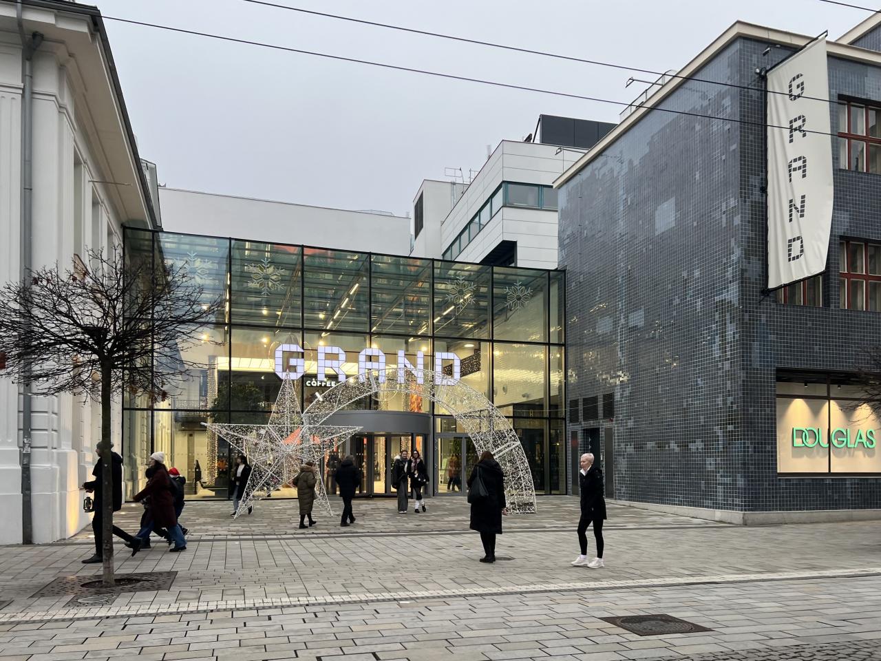 Nové OC Grand v Pardubicích po rekonstrukci prokouklo