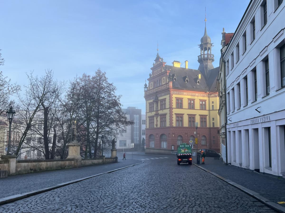 Město nechalo chodit lidi před muzeem trusem i o masopustu