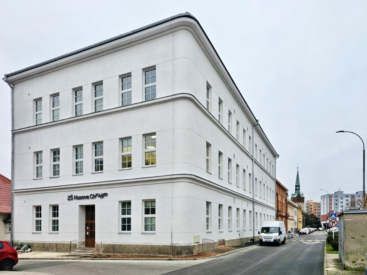 Lešení zmizelo! Okolí prozářila nová fasáda Husovky 