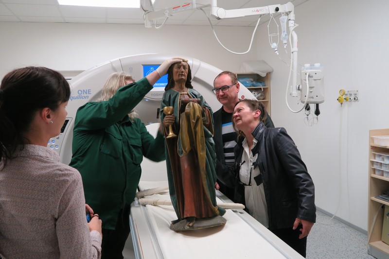 Další sochy putovaly do tunelu pardubického tomografu