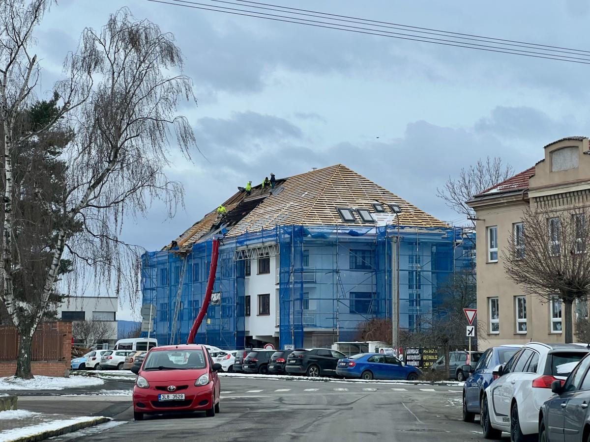 Oprava střechy katastrálního úřadu v Chrudimi se prodlouží