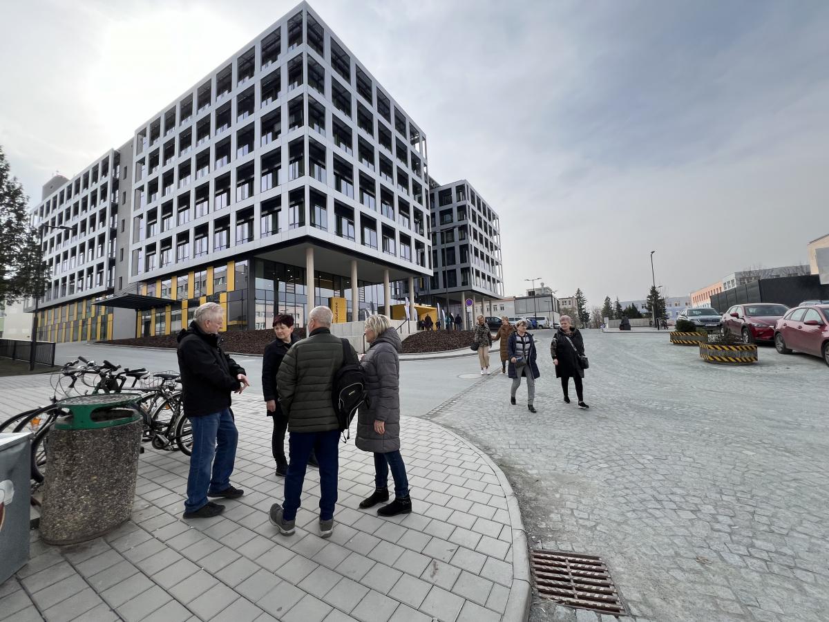 Důstojné parkování u nemocnice slibuje kraj v příštím roce