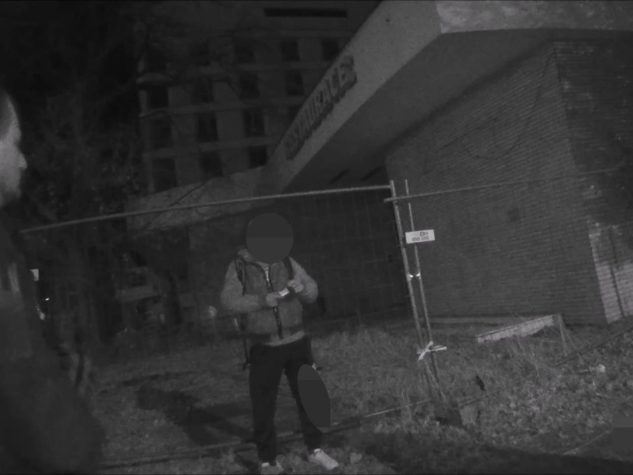 Polil se benzínem a před hotelem se chtěl zapálit