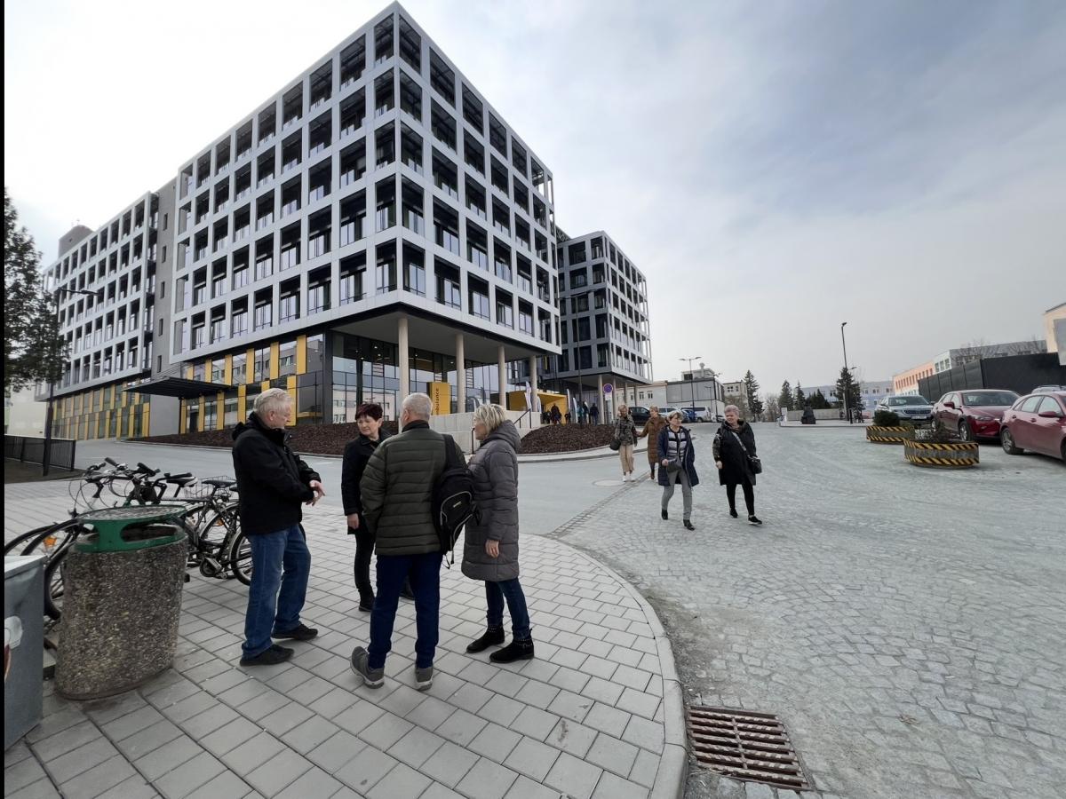 Parkování u Pardubické nemocnice čeká výrazná změna k lepšímu