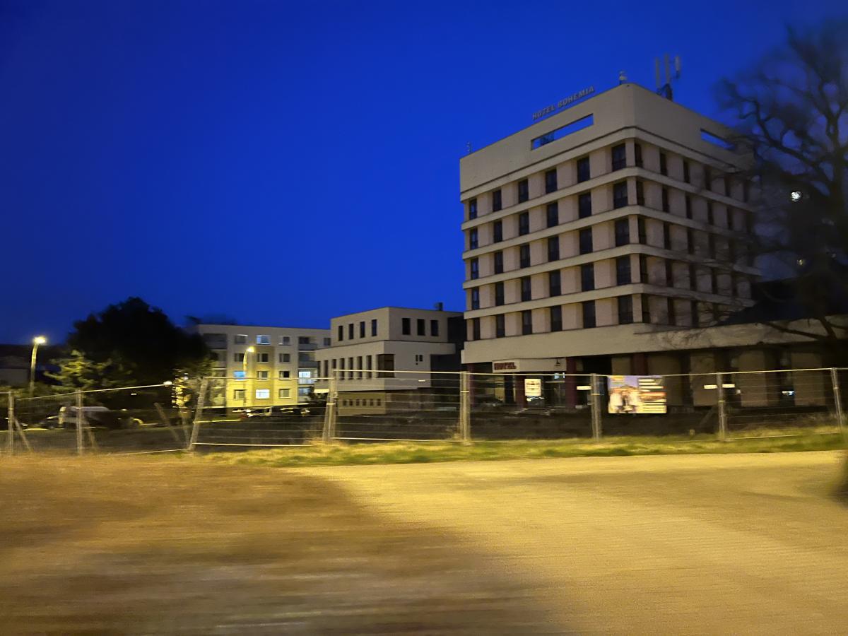Policie v noci přistihla čtyři osoby na střeše hotelu Bohemia