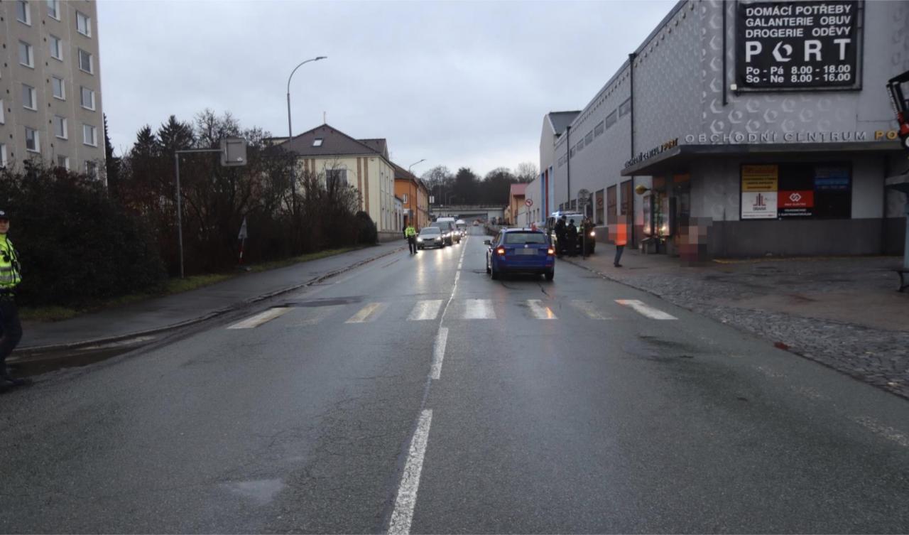Auto srazilo dívku na přechodu