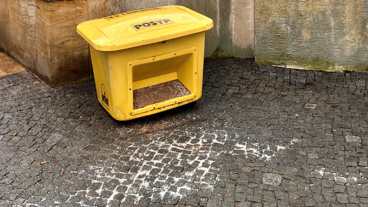 Pozor, sůl je i v posypovém písku a Širokou ulici solí také