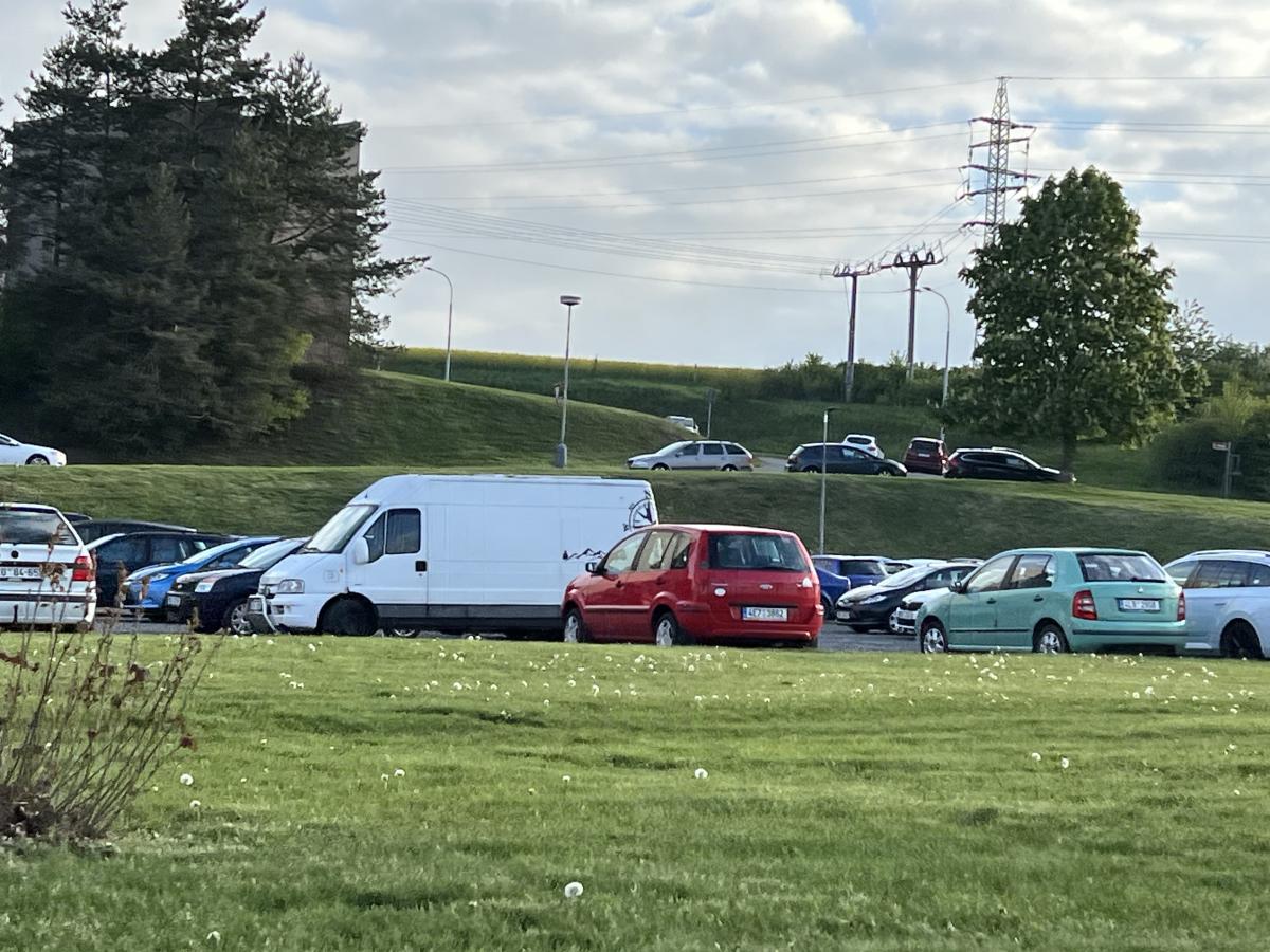 Pod tlakem rozzlobených občanů nakonec rozšíří parkoviště