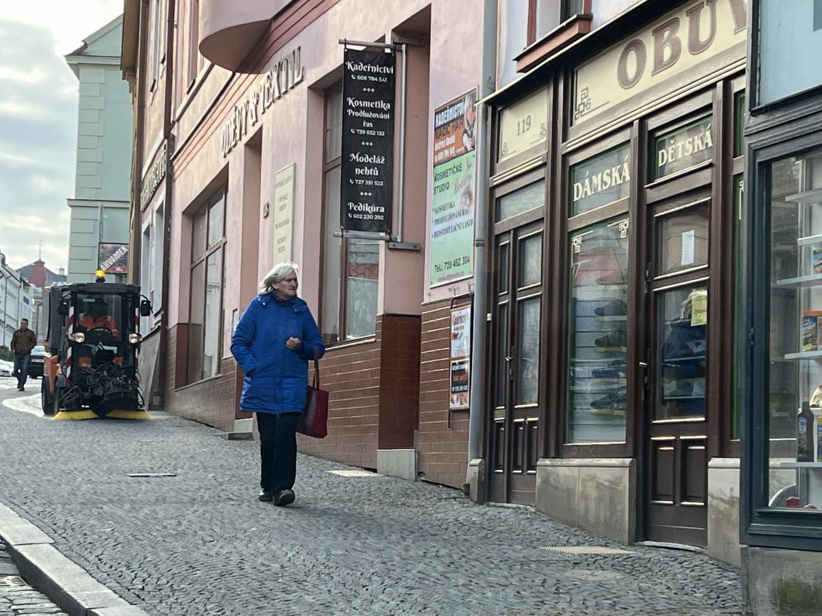 Zahodili košťata a opět zasedli za stroje