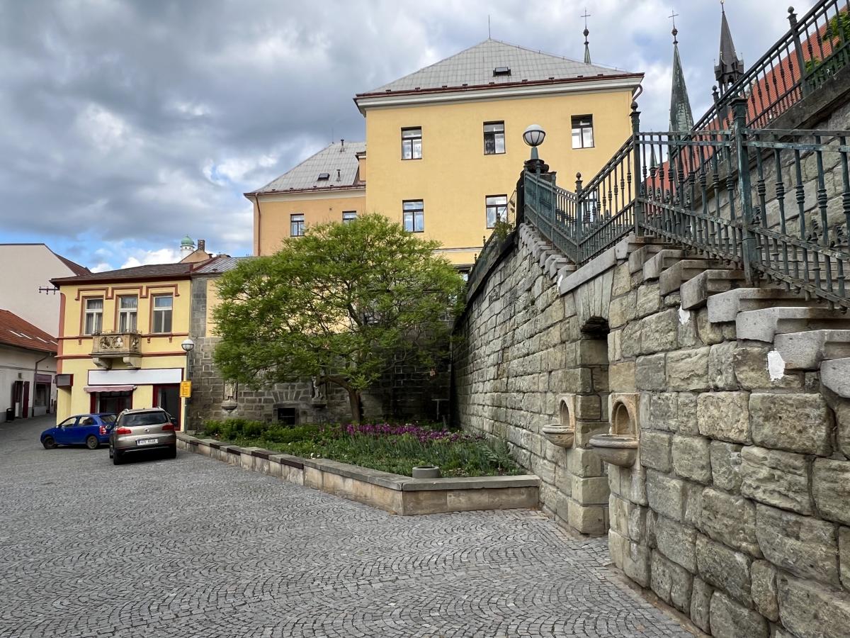 Letní měsíce v centru zpestří rekonstrukce opěrné zdi a schodiště