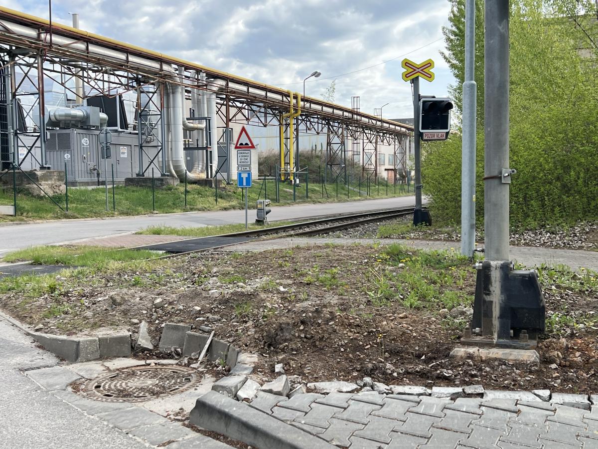 Zastupitelé rozhodli, jak opravovat zničené obrubníky 
