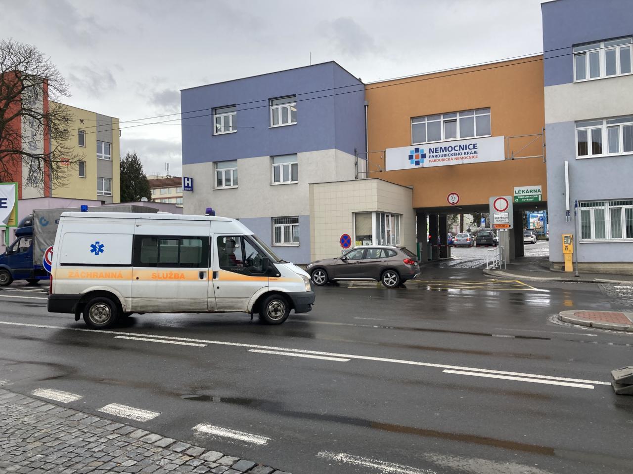 Zarazit další vlnu jen očkováním už se prý nepovede