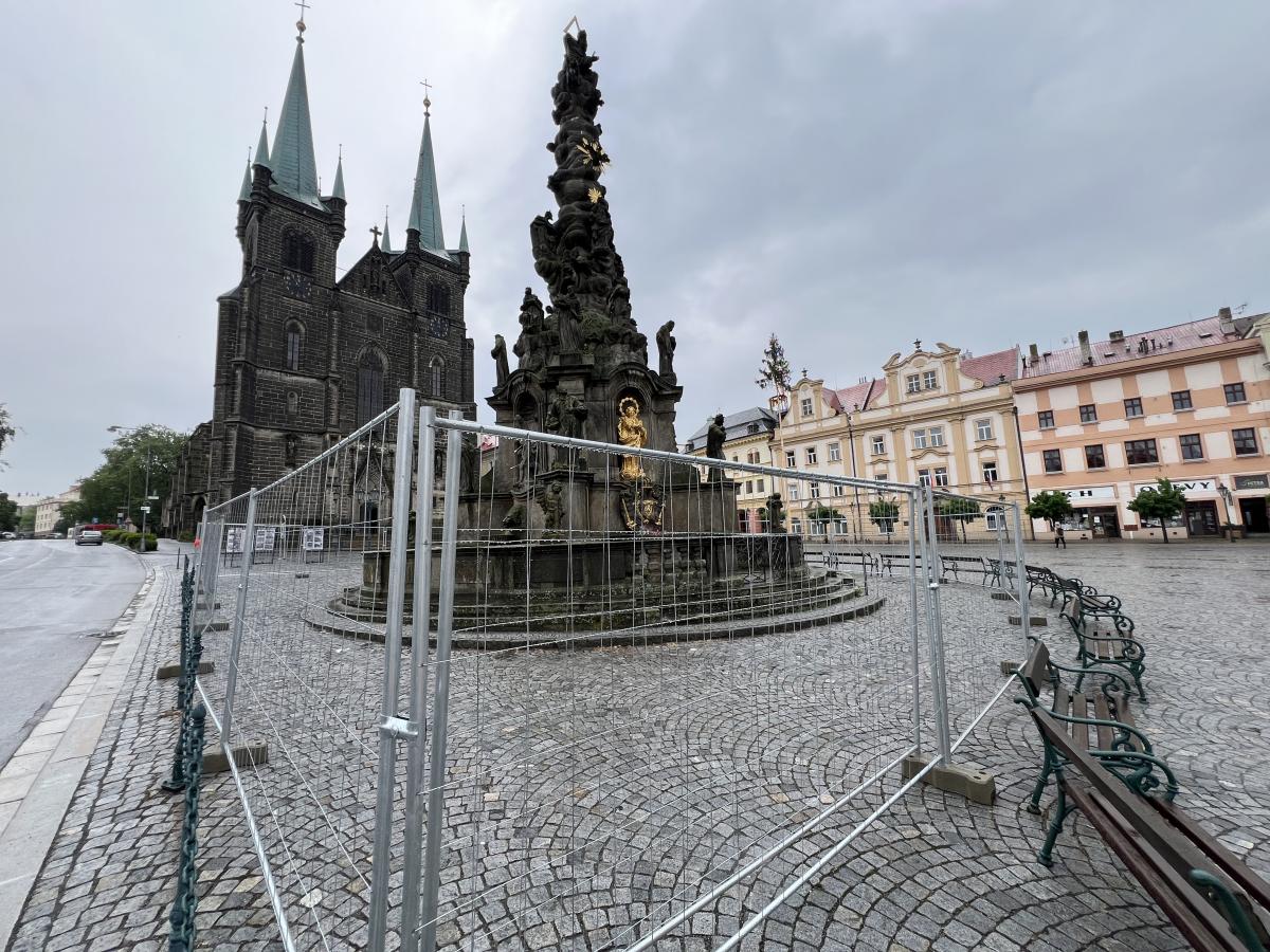 Začala oprava kašny na Resselově náměstí