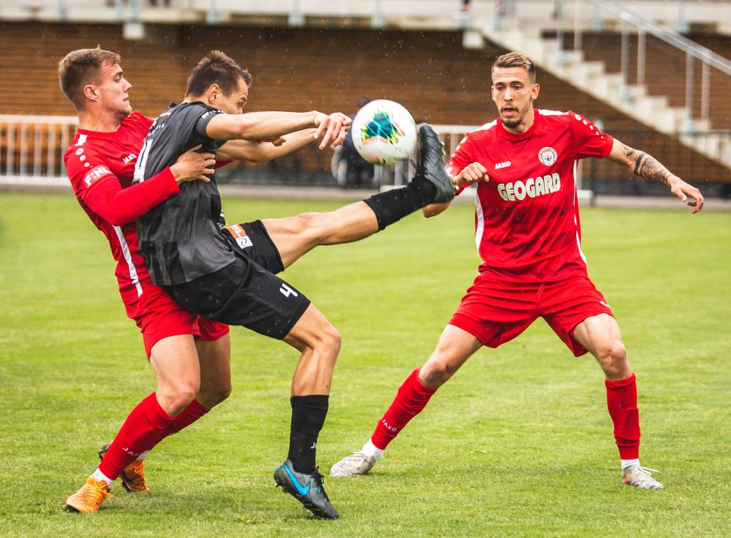 Emotivní derby skončilo po gólech v nastavení remízou 