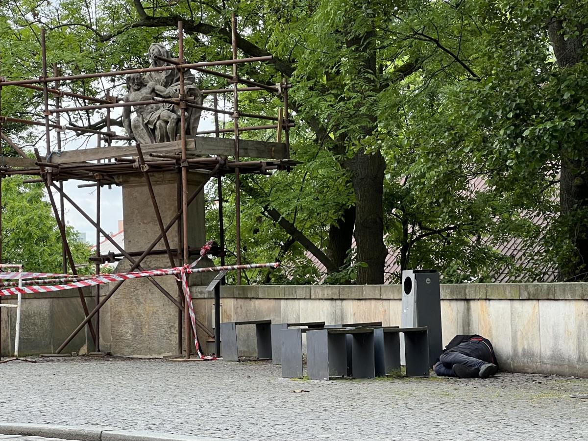 Před sochou Piety leželo tělo bezvládného muže