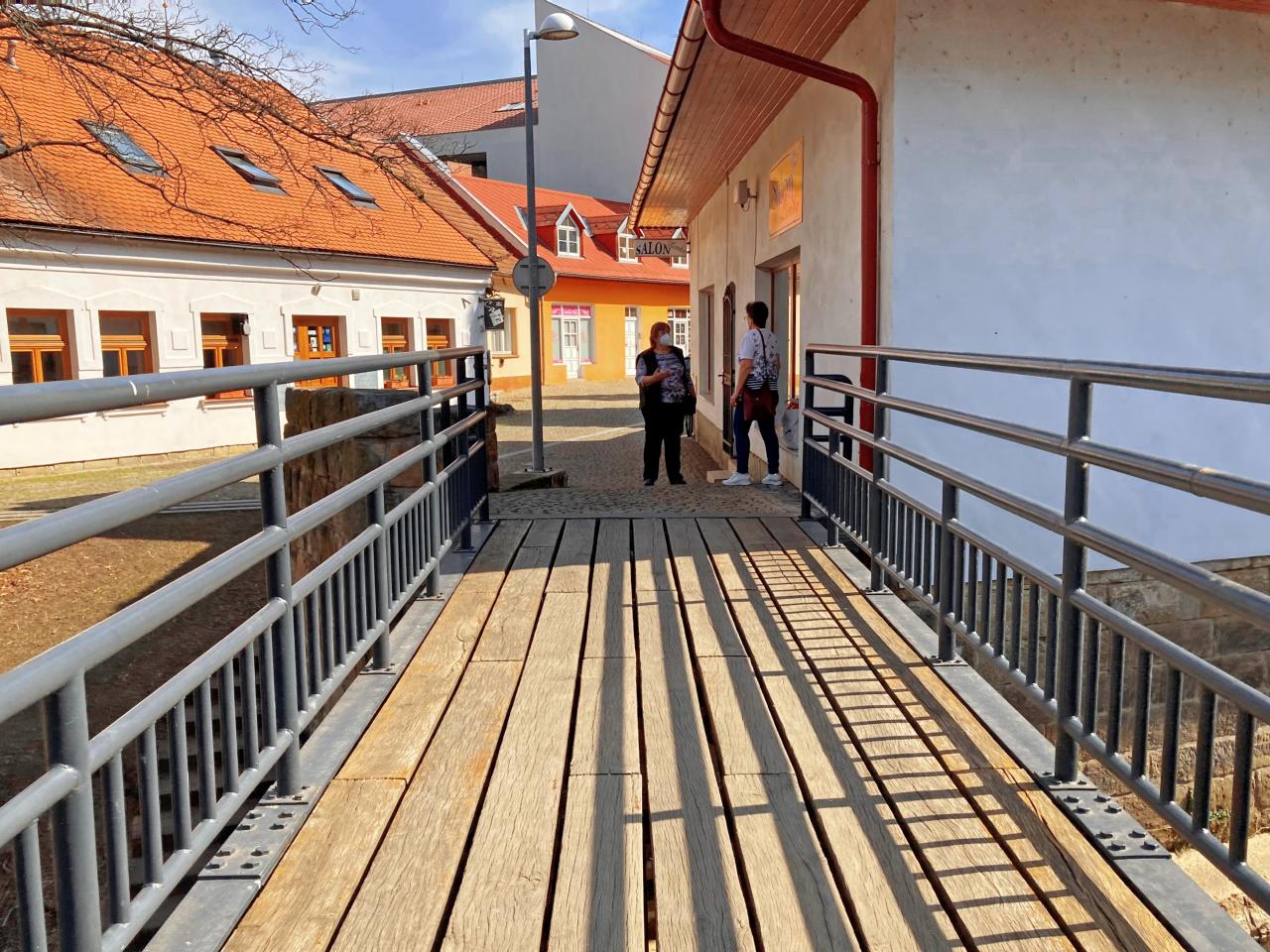 Ve čtvrtek se můžete v PoloCafé U lávky živě pobavit u Keců a politiky