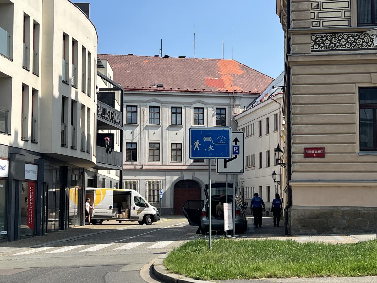 Počet žen u městské policie roste. Potřebují jiné zbraně