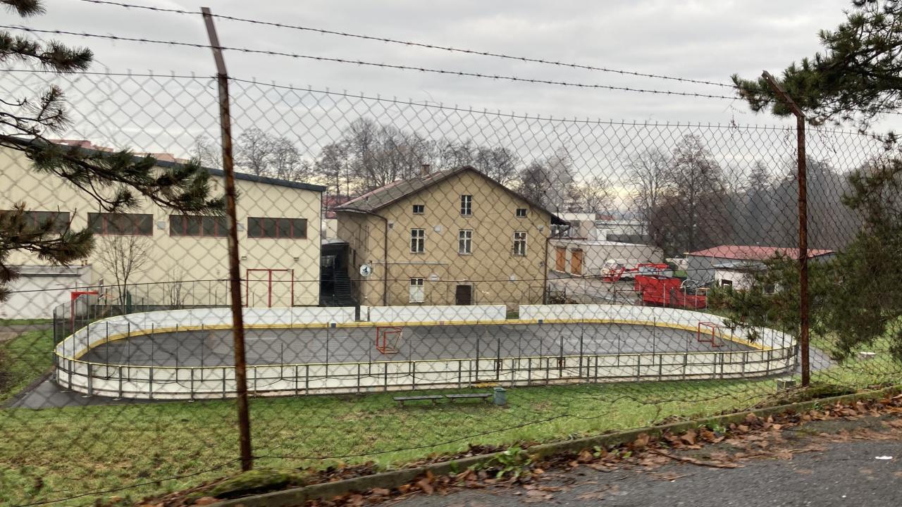 Stačilo málo a děti by si na kluzišti za miliony nezabruslily