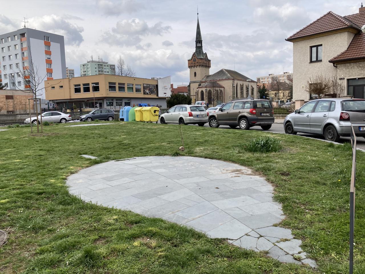 U křižovatky rozkvete louka. Patrioti vzpomínají na staré časy