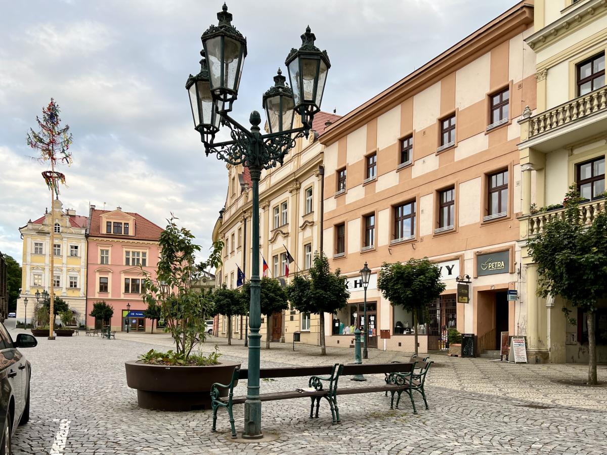 Dobrý nápad jak dostat zeleň na náměstí zhatily tahanice o peníze