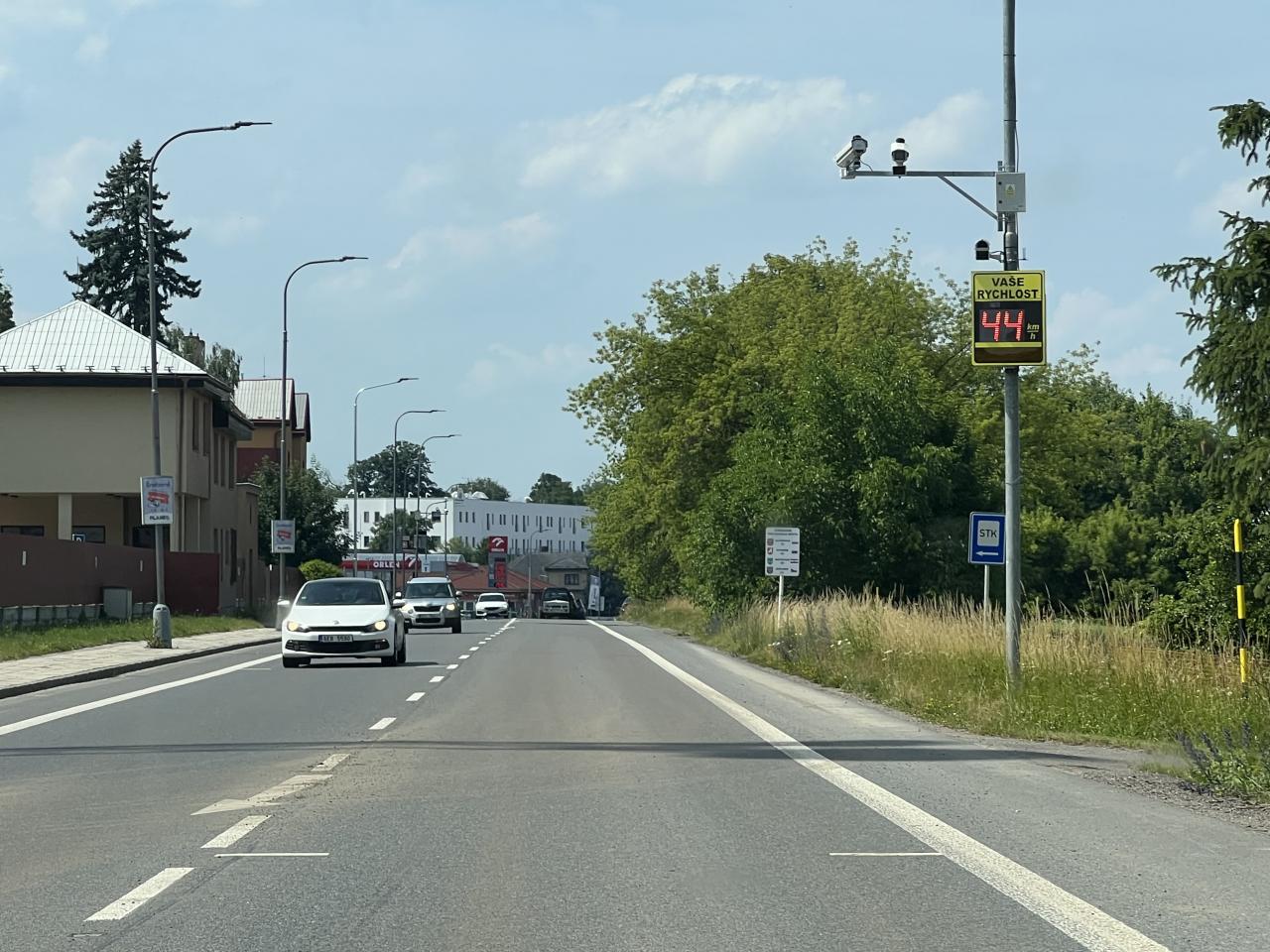 Okolo sídla armády dejte raději nohu z plynu