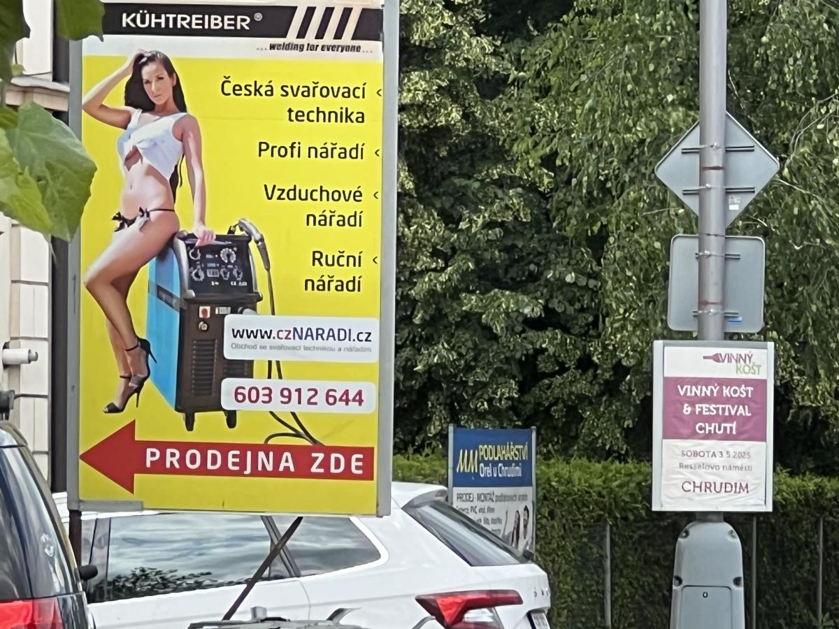 Kraj rozhodl skoncovat s nevhodnou reklamou. Inspiruje se i město?