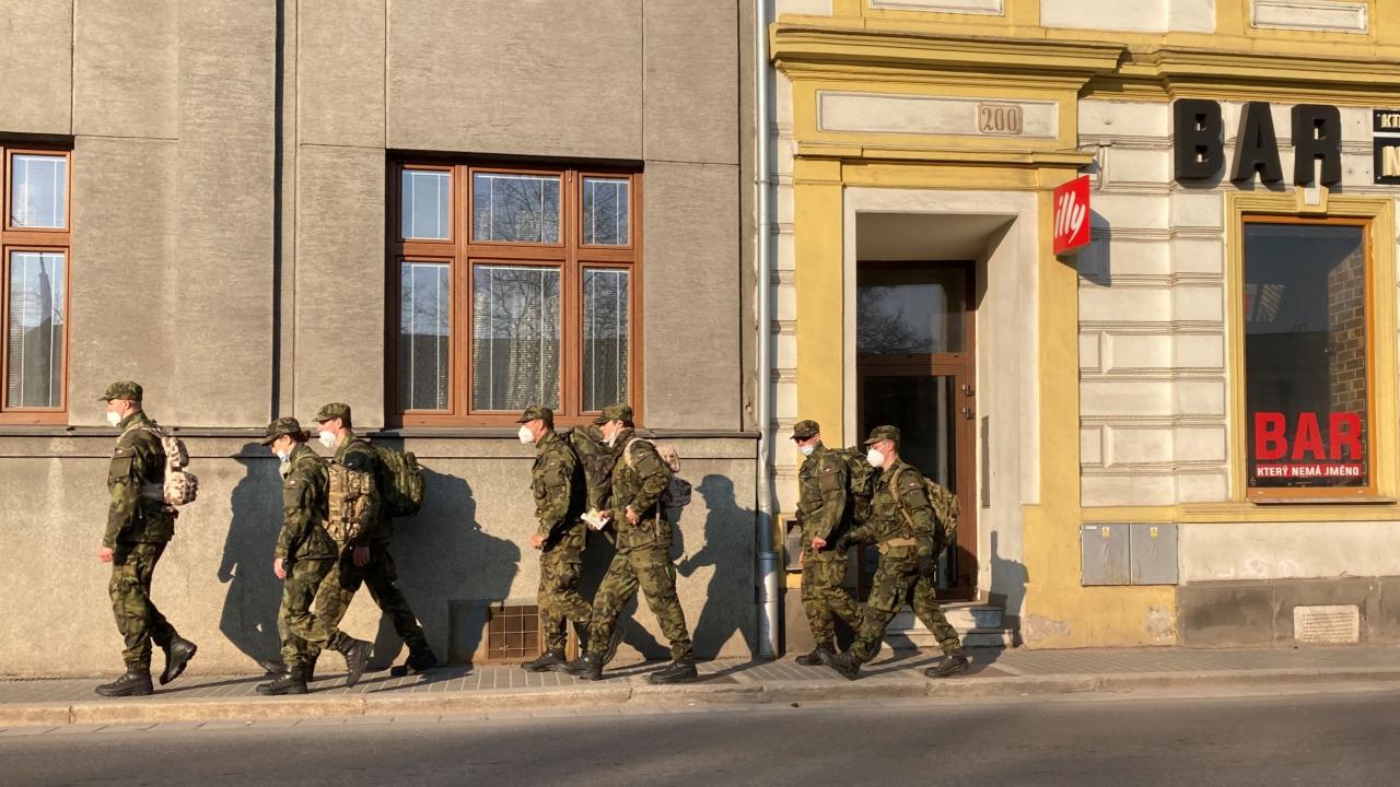 Hippík předal vojákům svoje útočné nože