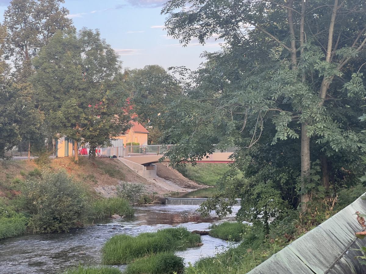 Čištění řeky zpomalí cestu podél Chrudimky možná i na dva měsíce